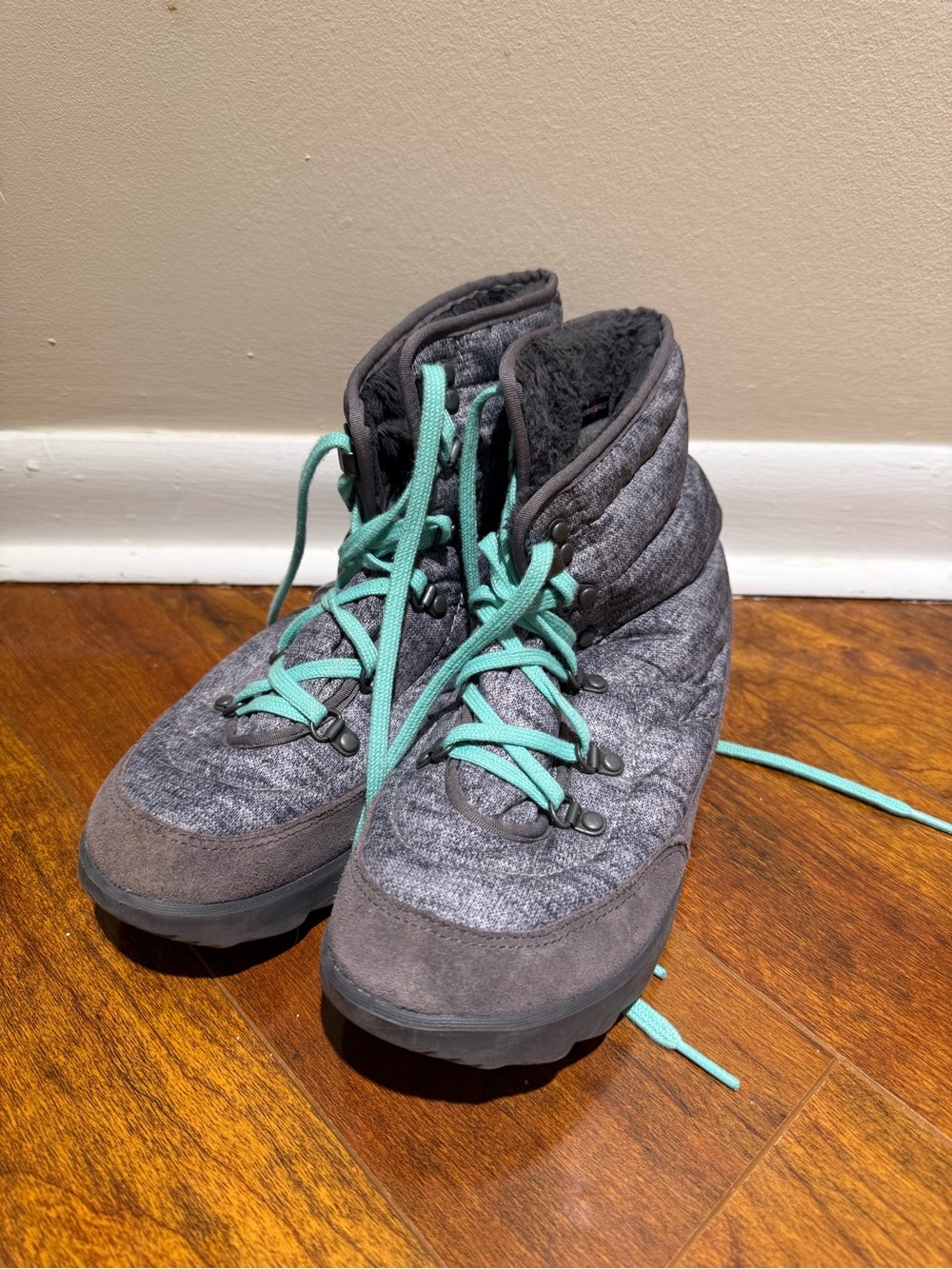 The North Face Women’s Grey Quilted Insulated Winter Boots Mint Laces Size 9
